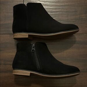 Girls Black Suede Ankle Boot (Kids Size 1)